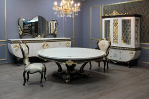 Antik Classic Dining Room with Oval Table